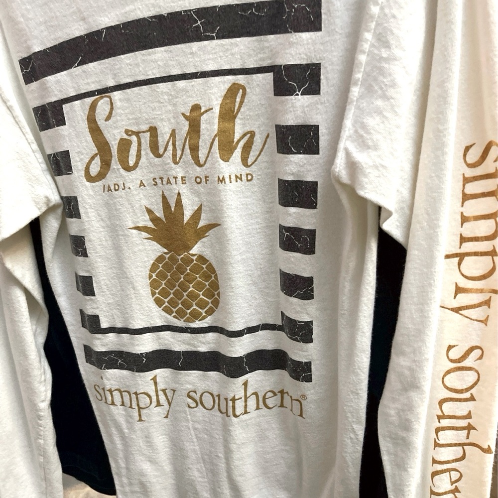 Simply Southern long sleeve with gold pineapple 🍍